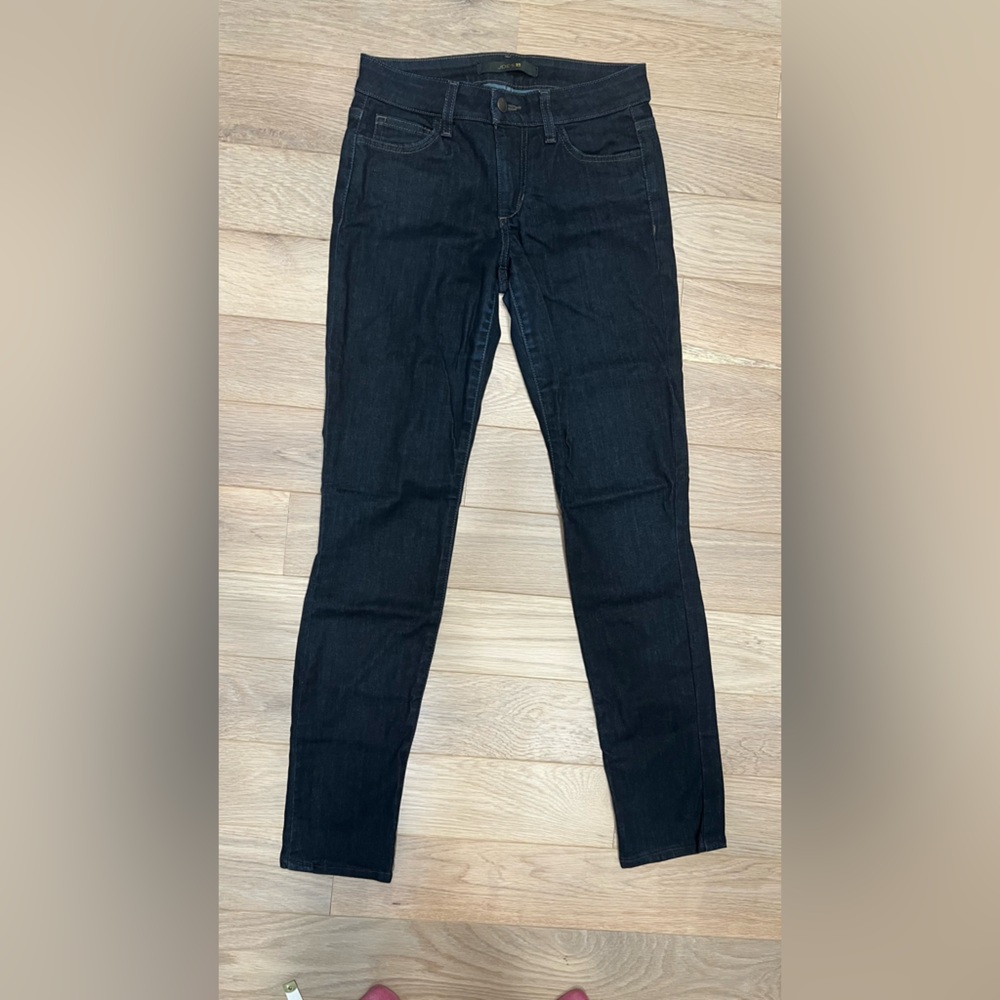 Joes Jeans dark wash jeans. Lightweight denim fabric with stretch. Size 26